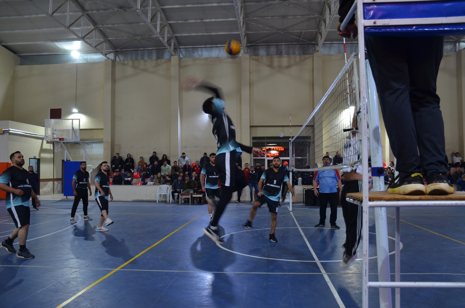 Afşin’de Voleybol Halk Turnuvası’nda Yarı Final Heyecanı Dorukta (9)