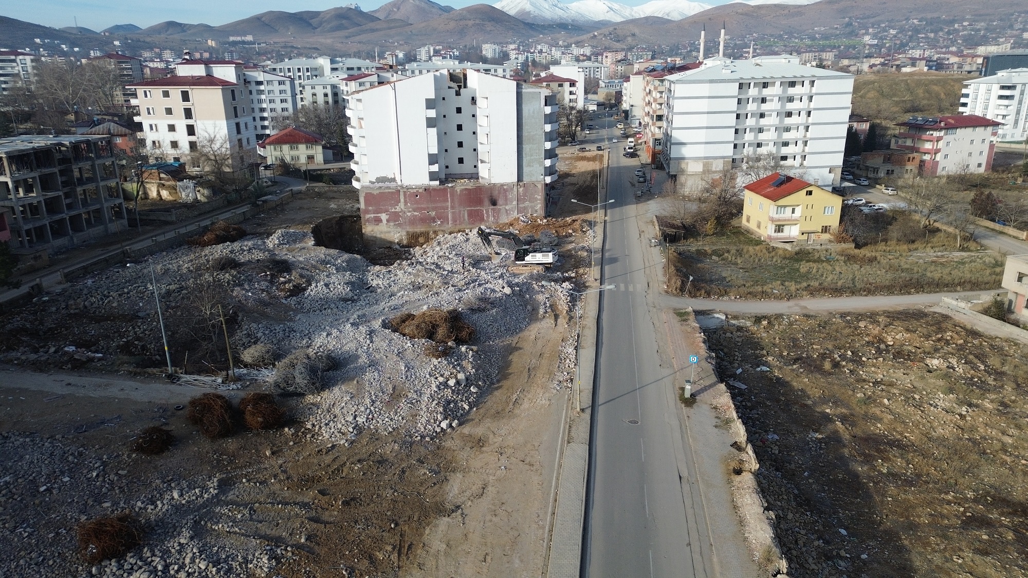 Afşin’in En İşlek Caddesi 1 Aydır Trafiğe Kapalı! (2)