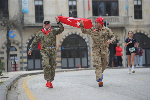Afşinli Maratoncular, Kurtuluş Koşusunda Asker Kıyafetiyle Büyük İlgi Topladı 6