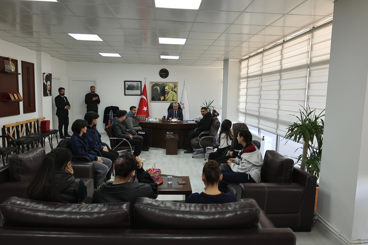 Başkan Gürbüz, İl Şampiyonu Gençleri Ağırladı1