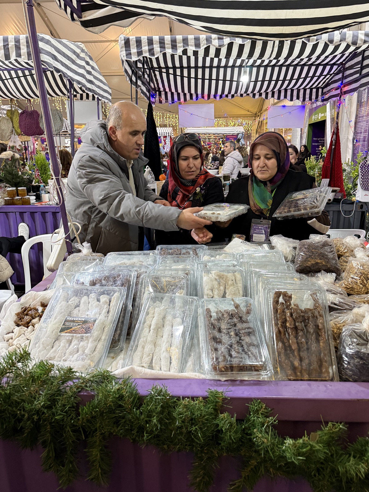 Bertizli Havva Balbars’ın Cevizli Sucukları Turistlerin İlgi Odağı Oldu (2)