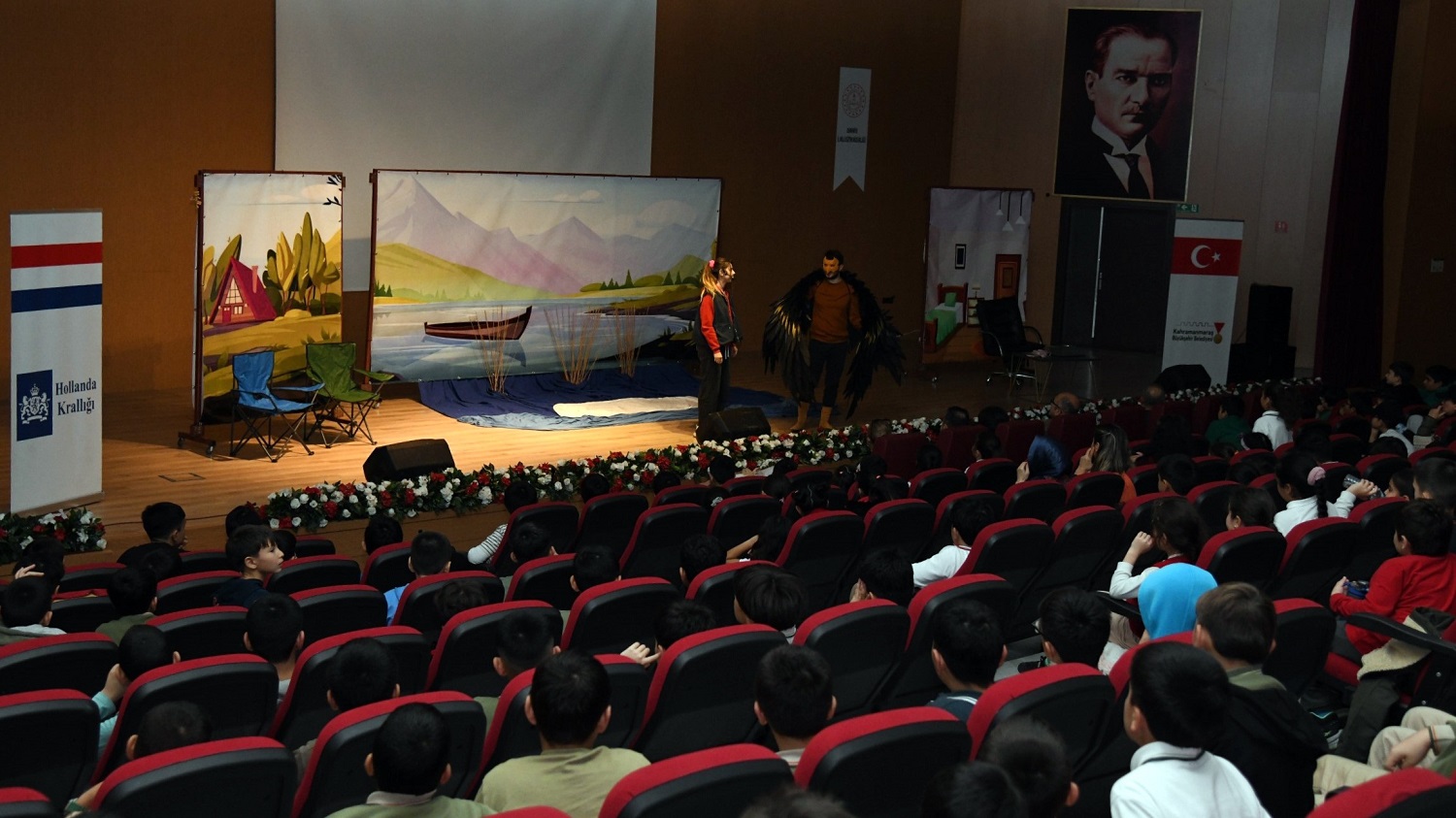 Büyükşehir’den Osmaniye’ye Kültür Köprüsü; “Ronnie Göldeki Fısıltı” Miniklerle Buluştu (1)