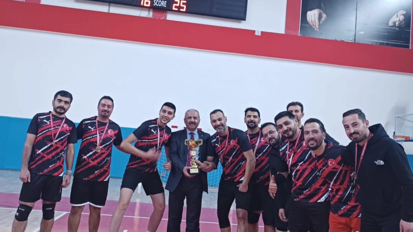 Cengizhan Firik Anısına Düzenlenen Voleybol Turnuvası Sona Erdi (1)