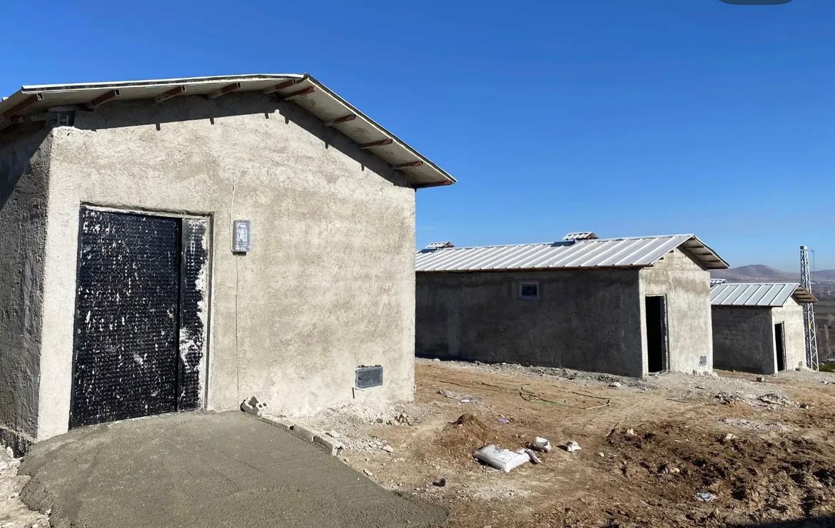 Deprem Sonrası İnşa Edilen Toplu Ahırlar Sahiplerini Buldu