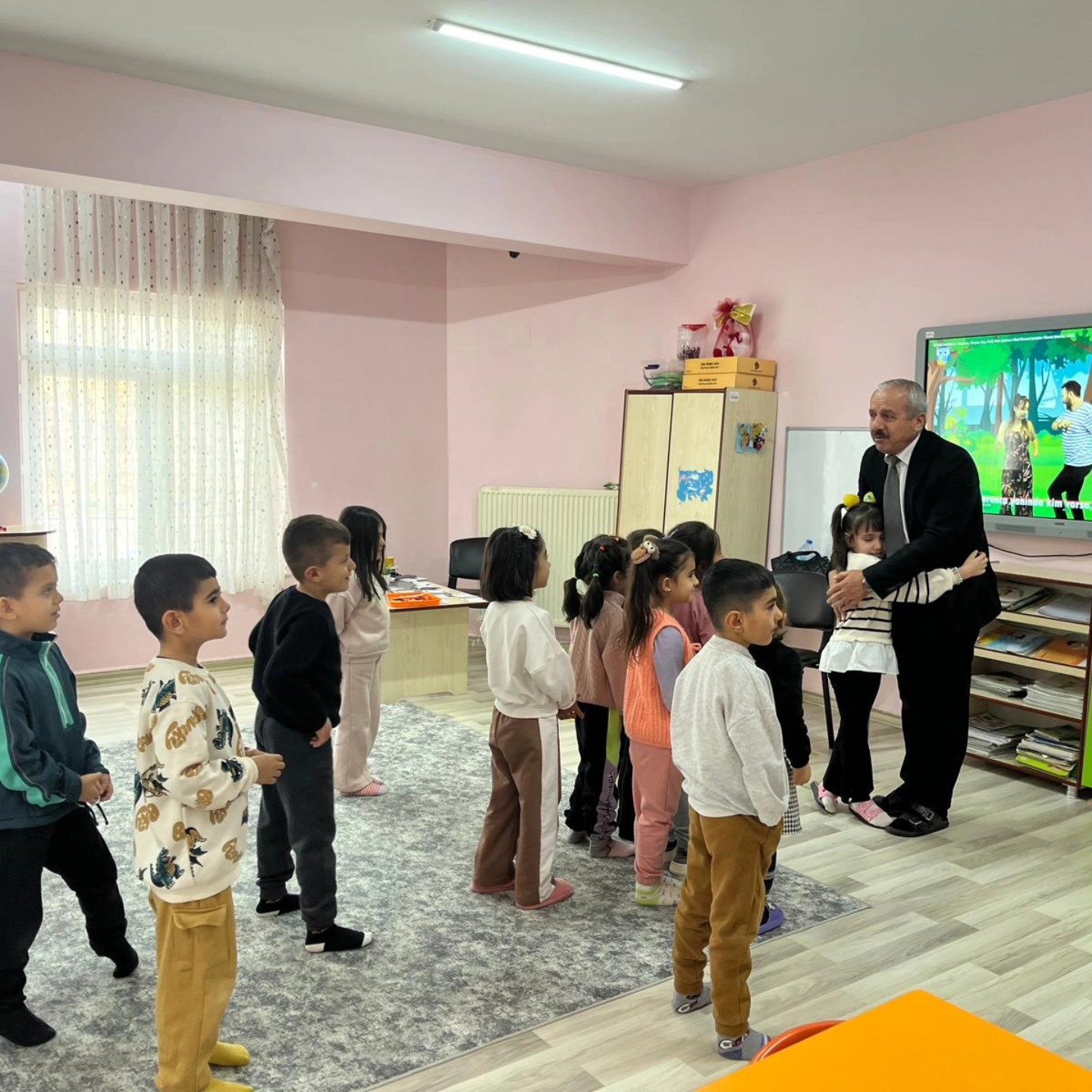 Elbistan Anaokulu’nda Ziyaret Müdür Gezer Öğrencilerle Bir Araya Geldi3