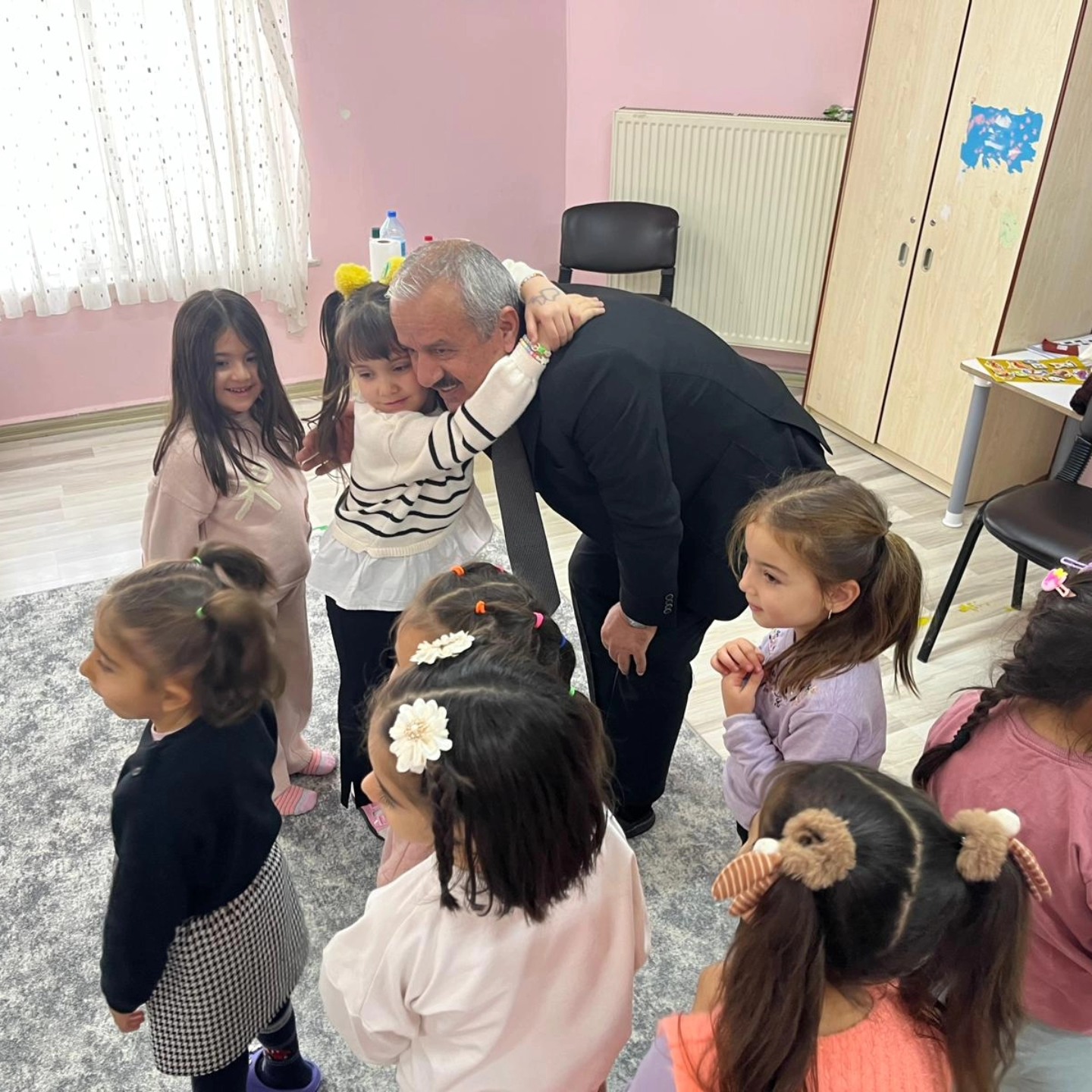 Elbistan Anaokulu’nda Ziyaret Müdür Gezer Öğrencilerle Bir Araya Geldi4