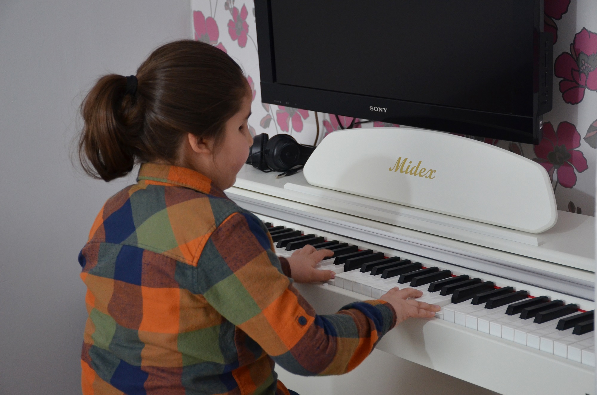 Görme Engelli 8 Yaşındaki Çınar Piyano Notalarıyla Dünyasını Aydınlatıyor (3)