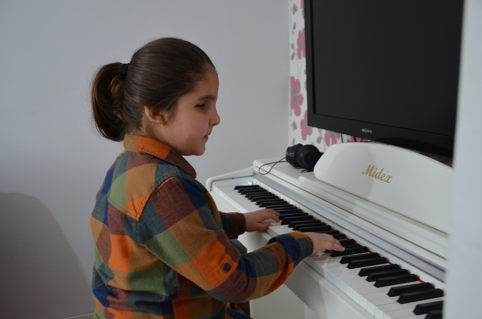 Görme Engelli 8 Yaşındaki Çınar Piyano Notalarıyla Dünyasını Aydınlatıyor (4)