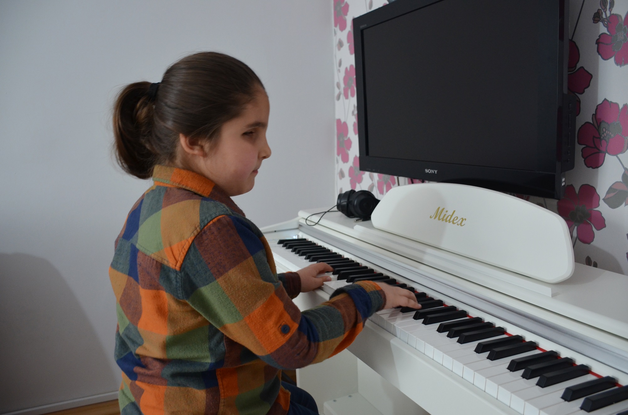 Görme Engelli 8 Yaşındaki Çınar Piyano Notalarıyla Dünyasını Aydınlatıyor (5)