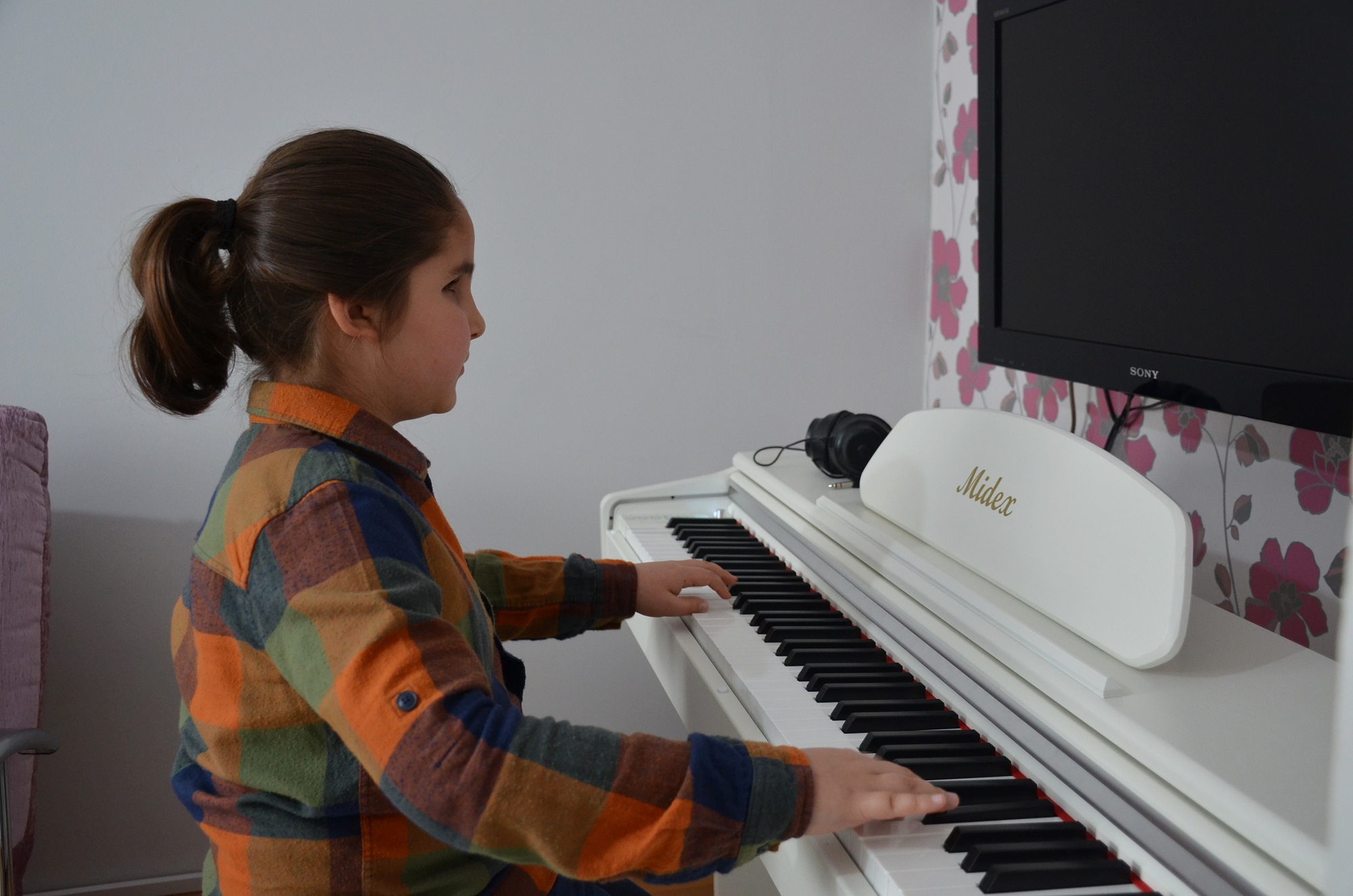 Görme Engelli 8 Yaşındaki Çınar Piyano Notalarıyla Dünyasını Aydınlatıyor (6)