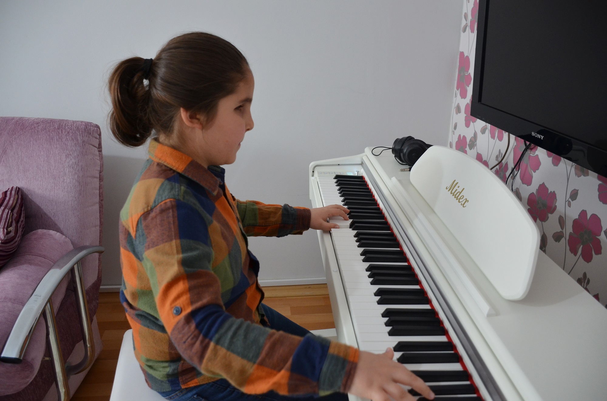 Görme Engelli 8 Yaşındaki Çınar Piyano Notalarıyla Dünyasını Aydınlatıyor (7)