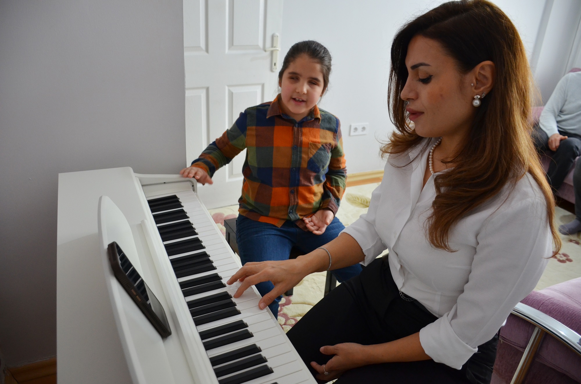 Görme Engelli 8 Yaşındaki Çınar Piyano Notalarıyla Dünyasını Aydınlatıyor (9)