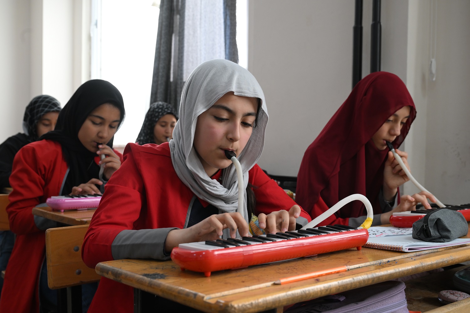 Görme Engelli Müzik Öğretmeni, Melodilerle Öğrencilerine İlham Oluyor (1)