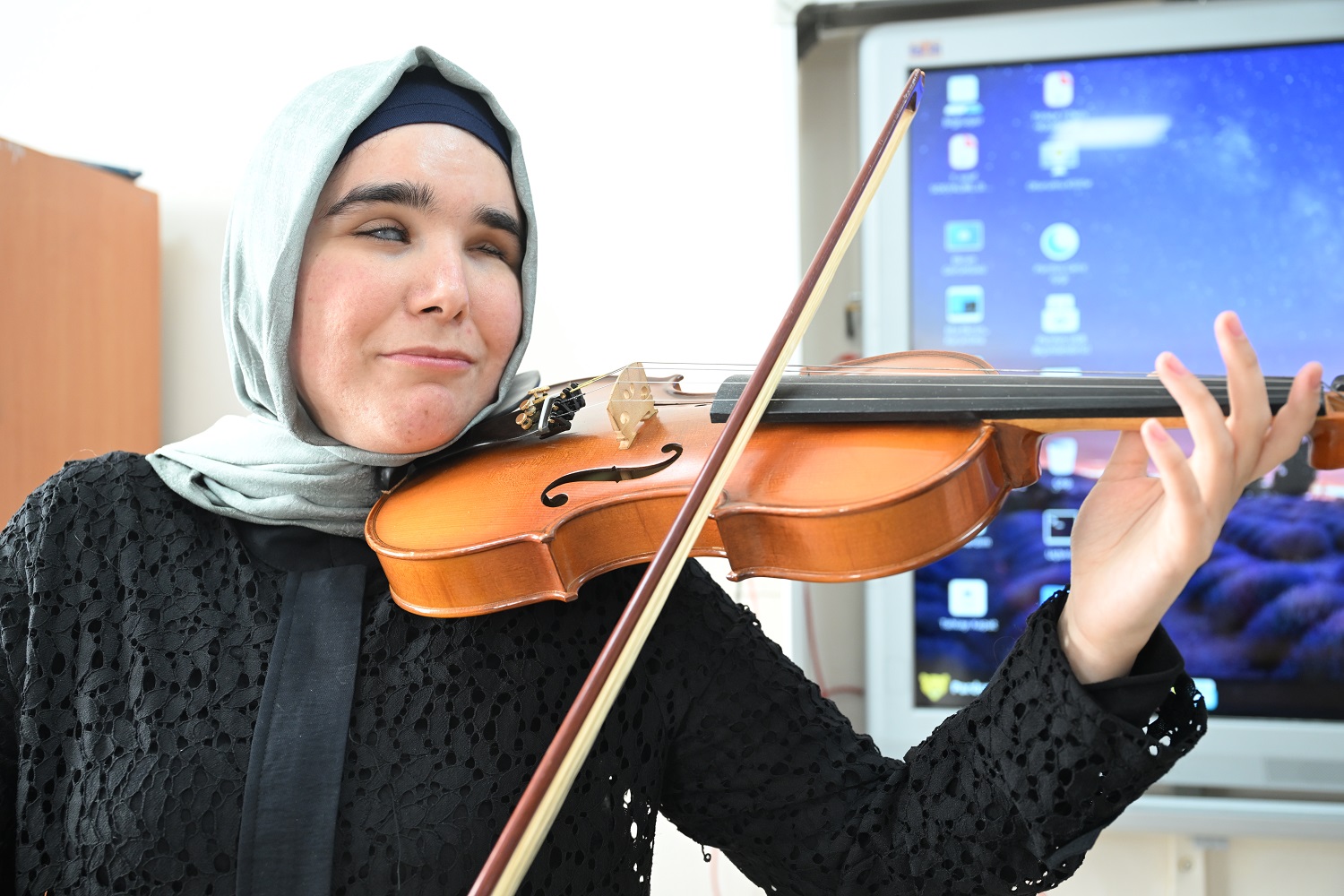 Görme Engelli Müzik Öğretmeni, Melodilerle Öğrencilerine İlham Oluyor (4)