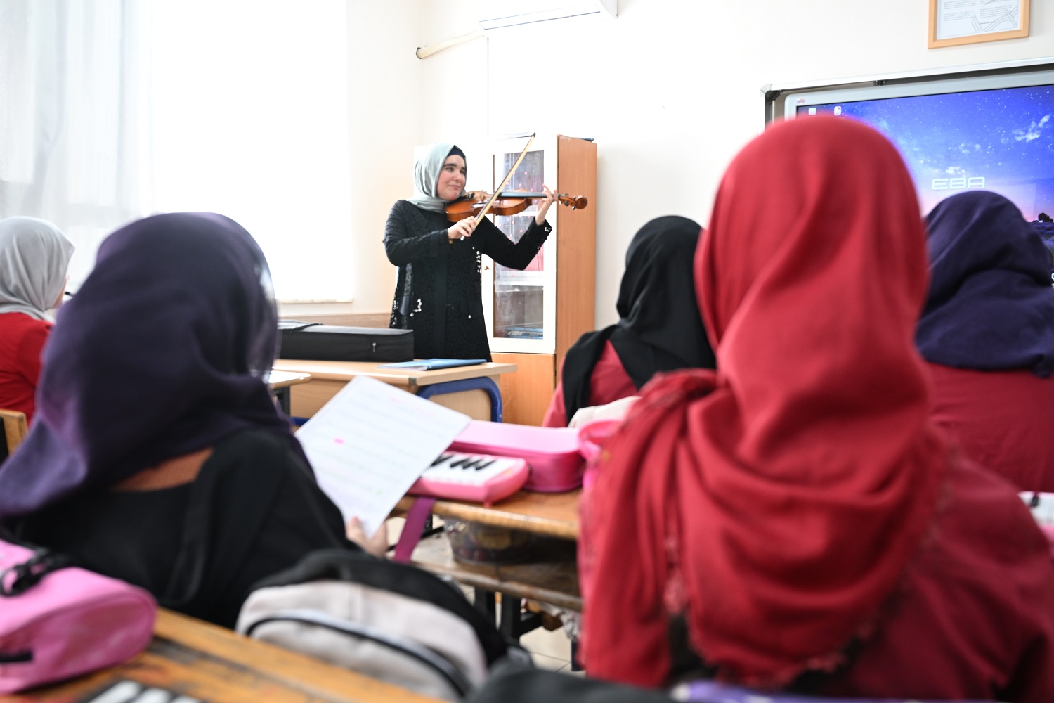 Görme Engelli Müzik Öğretmeni, Melodilerle Öğrencilerine İlham Oluyor (5)