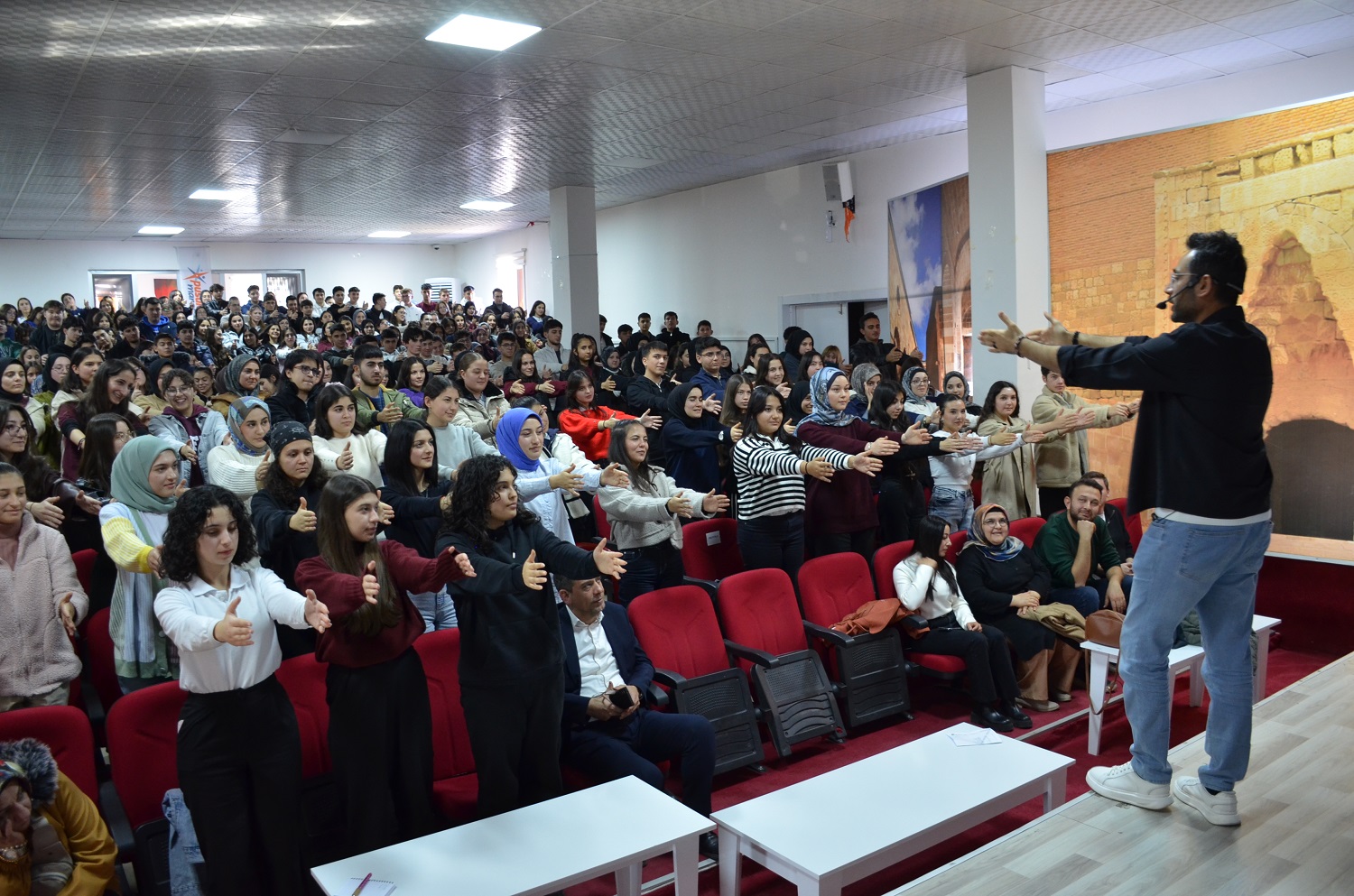 Gri Koç, “Motivasyon Günleri” Kapsamında Afşin’de Öğrencilerle Buluştu (13)