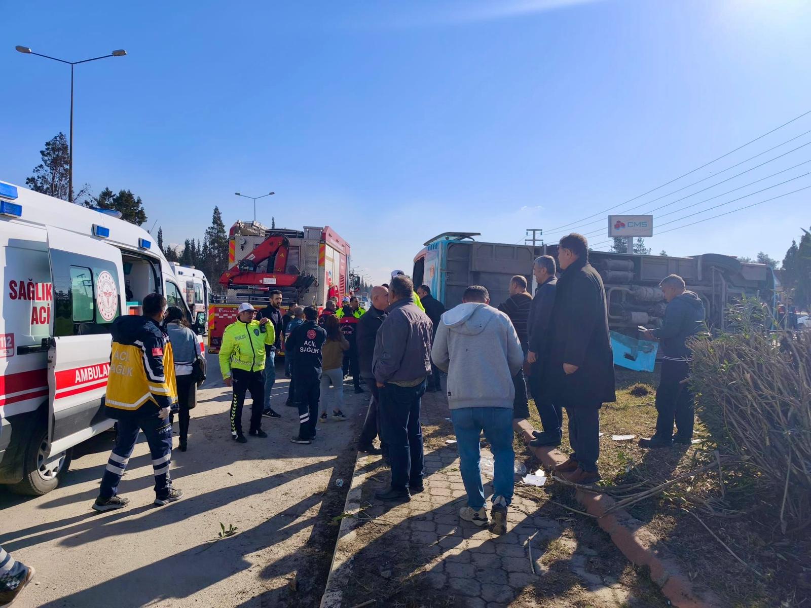 Hafif Ticari Araç Ile Çarpışan Halk Otobüsü Devrildi 4 Ağır Yaralı1