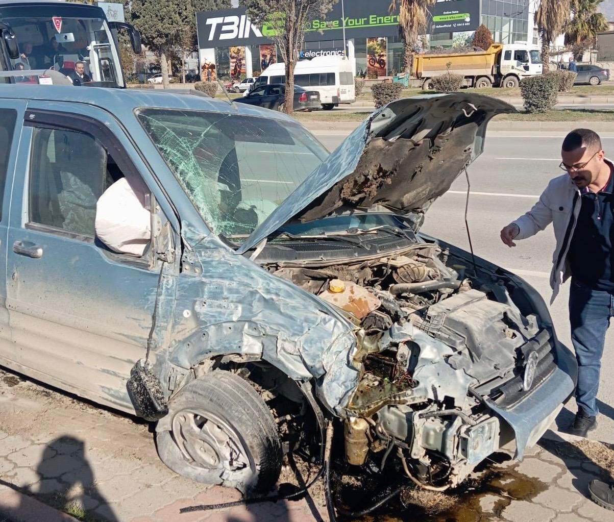 Hafif Ticari Araç Ile Çarpışan Halk Otobüsü Devrildi 4 Ağır Yaralı3