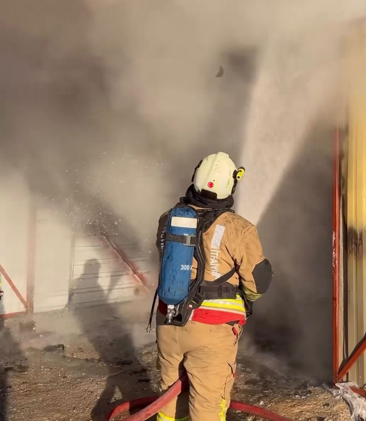 İşyeri Yangını Paniğe Neden Oldu (1)