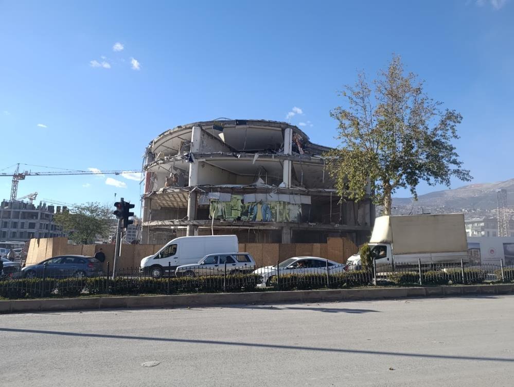 Kahramanmaraş'ta Depremde Hasar Alan İş Merkezi Yıkıldı 2