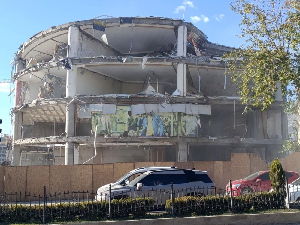 Kahramanmaraş'ta Depremde Hasar Alan İş Merkezi Yıkıldı 3