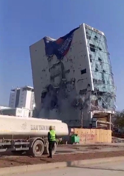 Kahramanmaraş'ta Depremde Hasar Alan İş Merkezi Yıkıldı 4