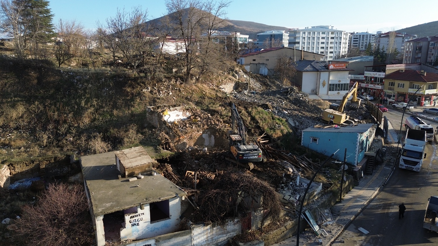 Kale Etrafındaki Ağır Hasarlı Binalar Yıkılıyor (1)