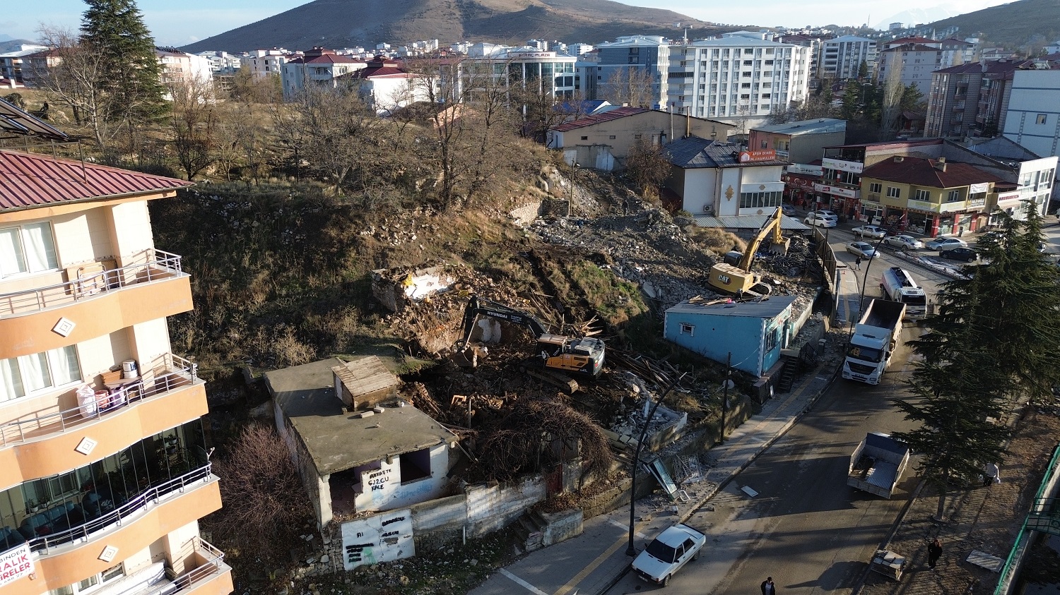 Kale Etrafındaki Ağır Hasarlı Binalar Yıkılıyor (2)