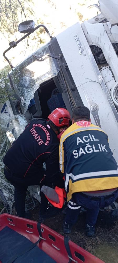 Kamyon Uçuruma Yuvarlandı, Sıkışan Sürücü Kurtarıldı 1