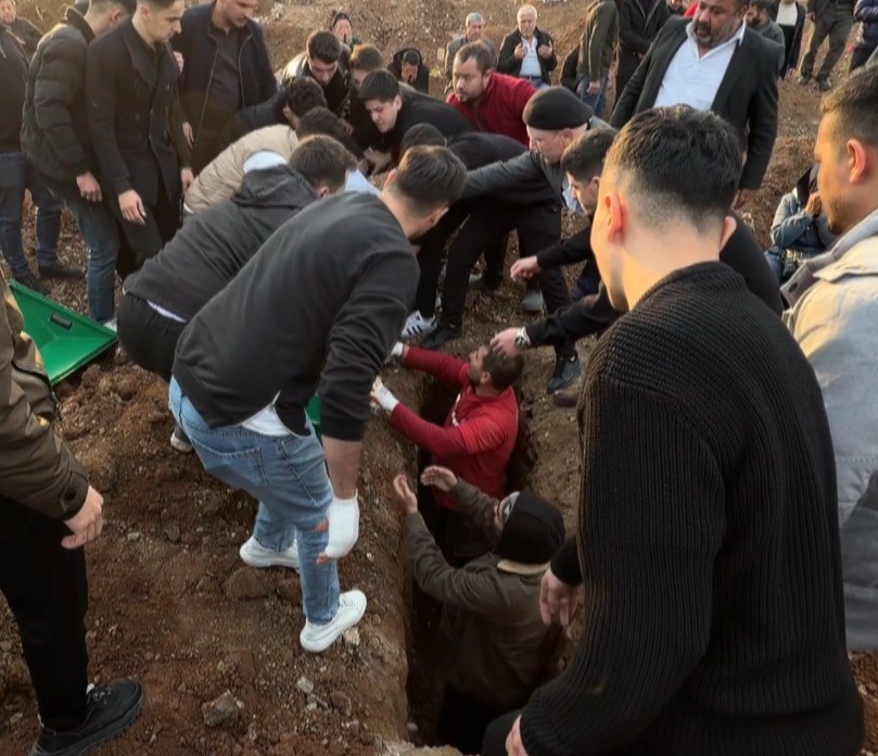 Kazada Ölen Nişanlı Çift Yan Yana Toprağa Verildi (4)