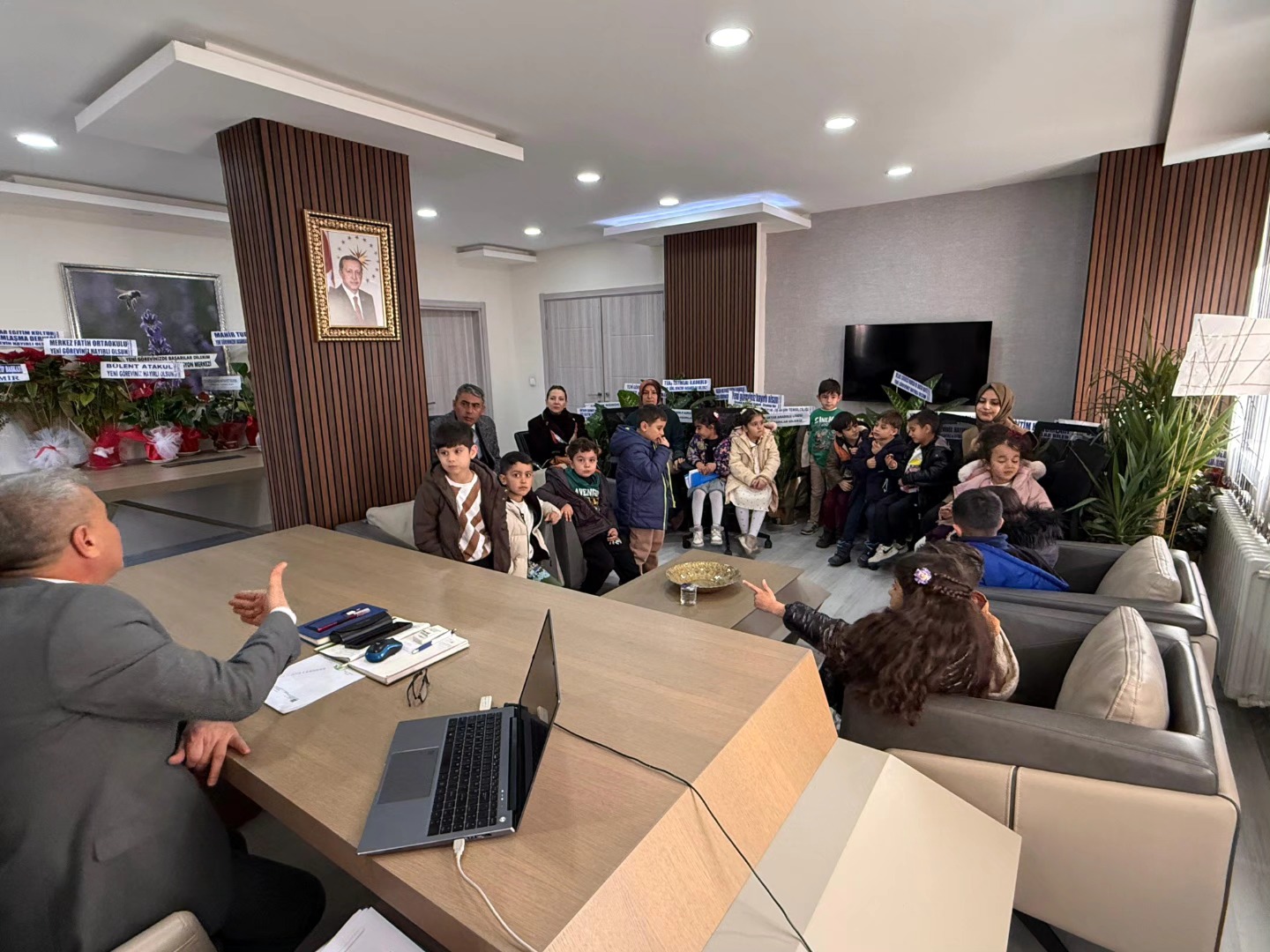 Minik Ellerden Büyük Jest4