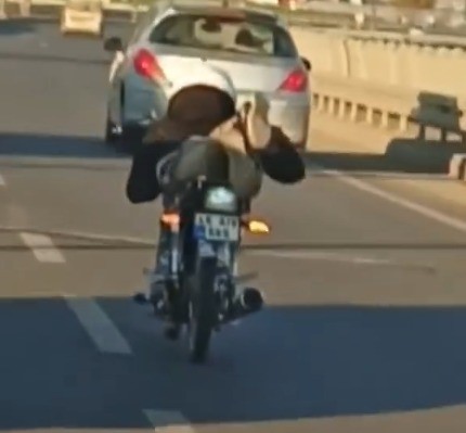Motosikletle Tehlikeli Sürüş Kameralara Yansıdı (1)