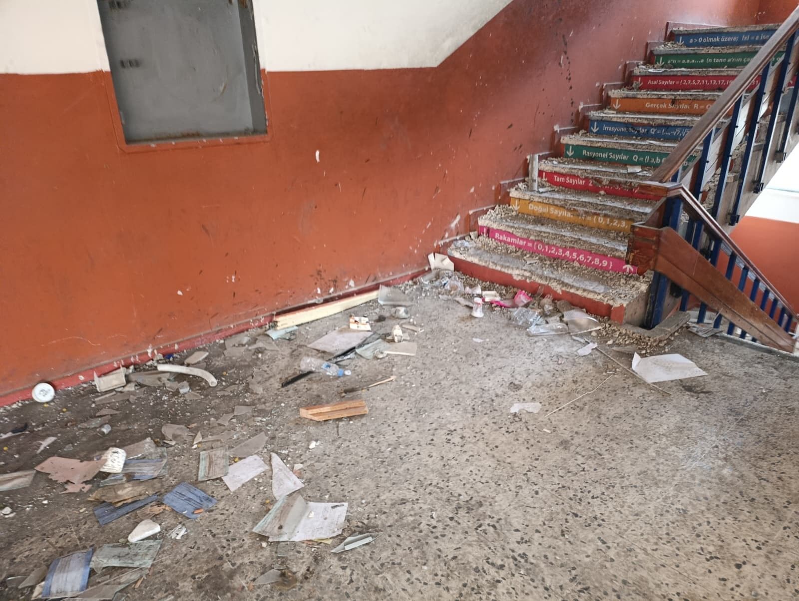 Okul Yıkılmayı Bekliyor (1)