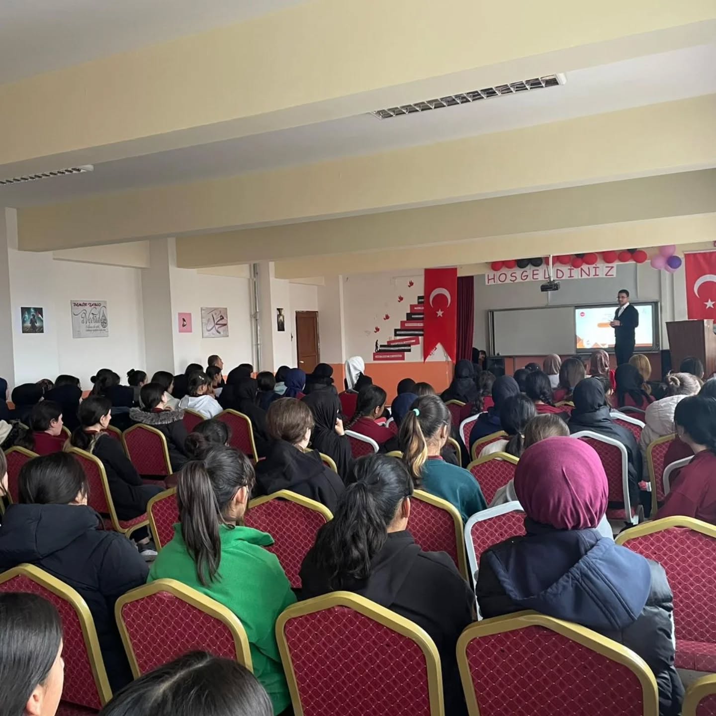 “Peygamberimiz Ve Gençlik” Semineri Düzenlendi