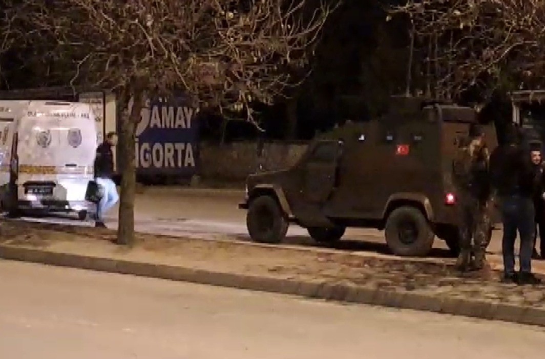 Şüpheli Araçtan El Yapımı Patlayıcı Çıktı (2)