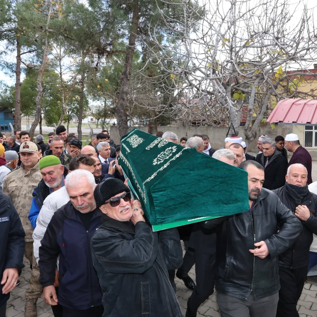 Vali Ünlüer, Şehit Annesi Nigar Kepekci’nin Cenaze Törenine Katıldı2