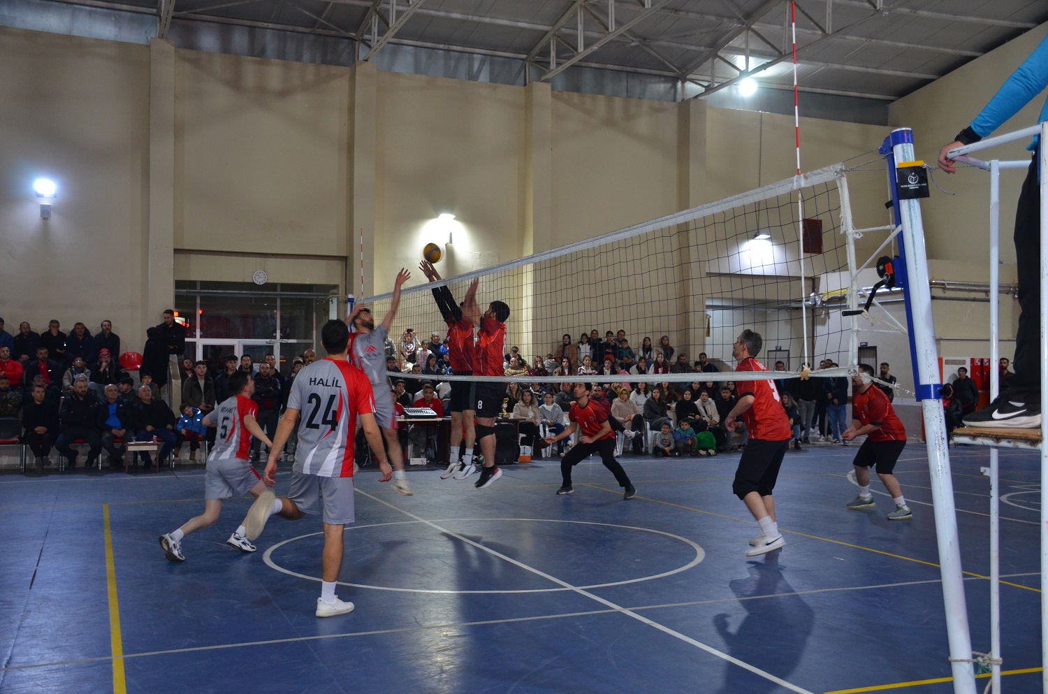 Voleybol Halk Turnuvasının Şampiyonu Emşav Oldu (11)