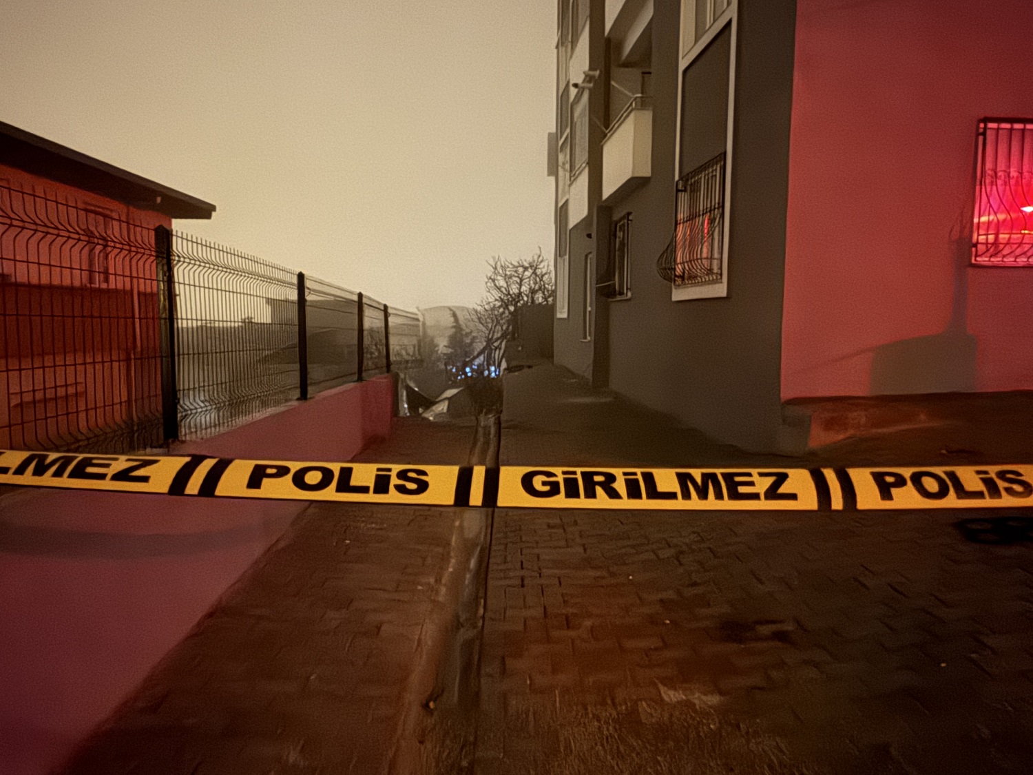 4 Katlı Binanın İstinat Duvarı Çöktü (2)