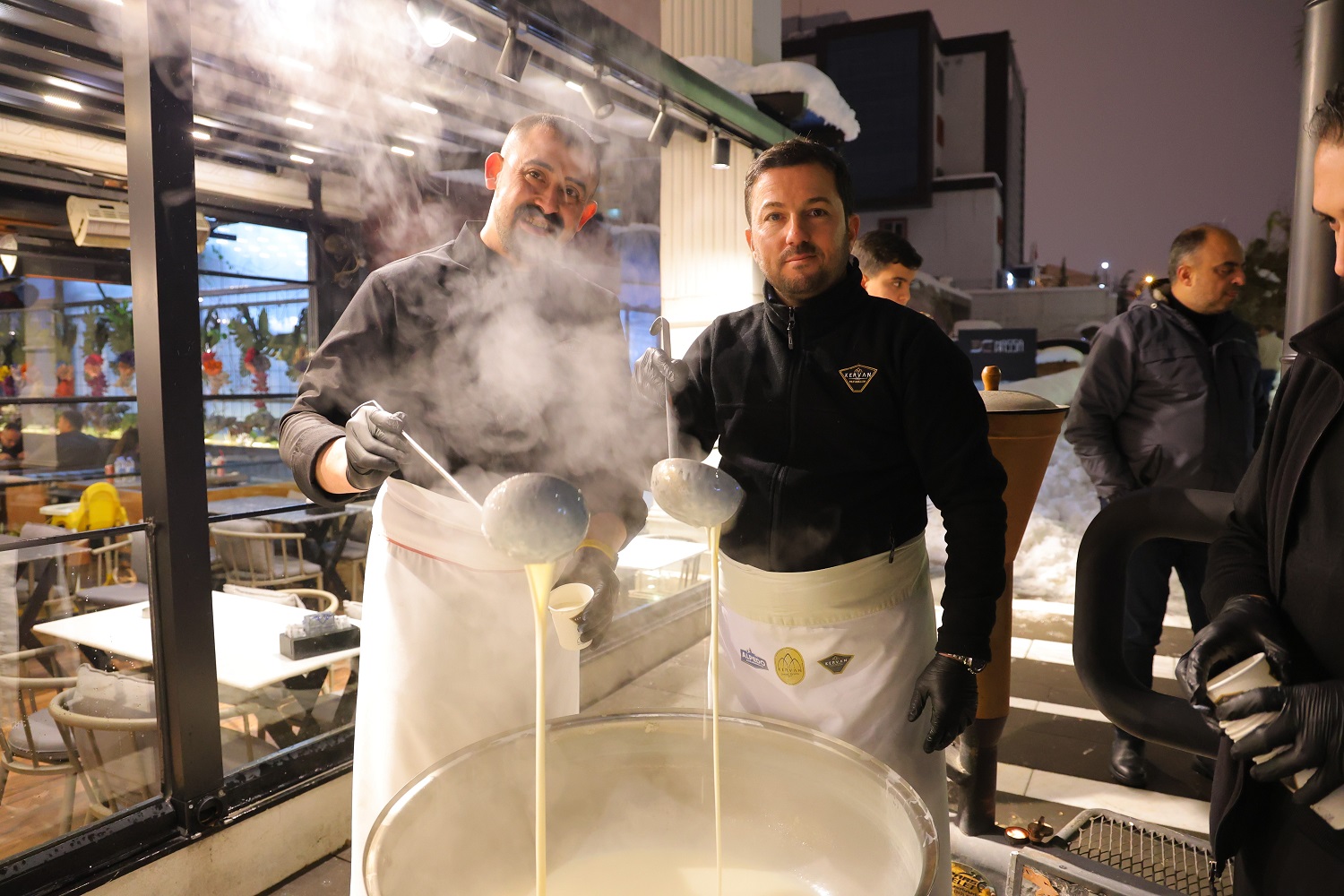 Vatandaşlara Soğukta Sıcak Jest 1 Ton Salep Dağıtıldı