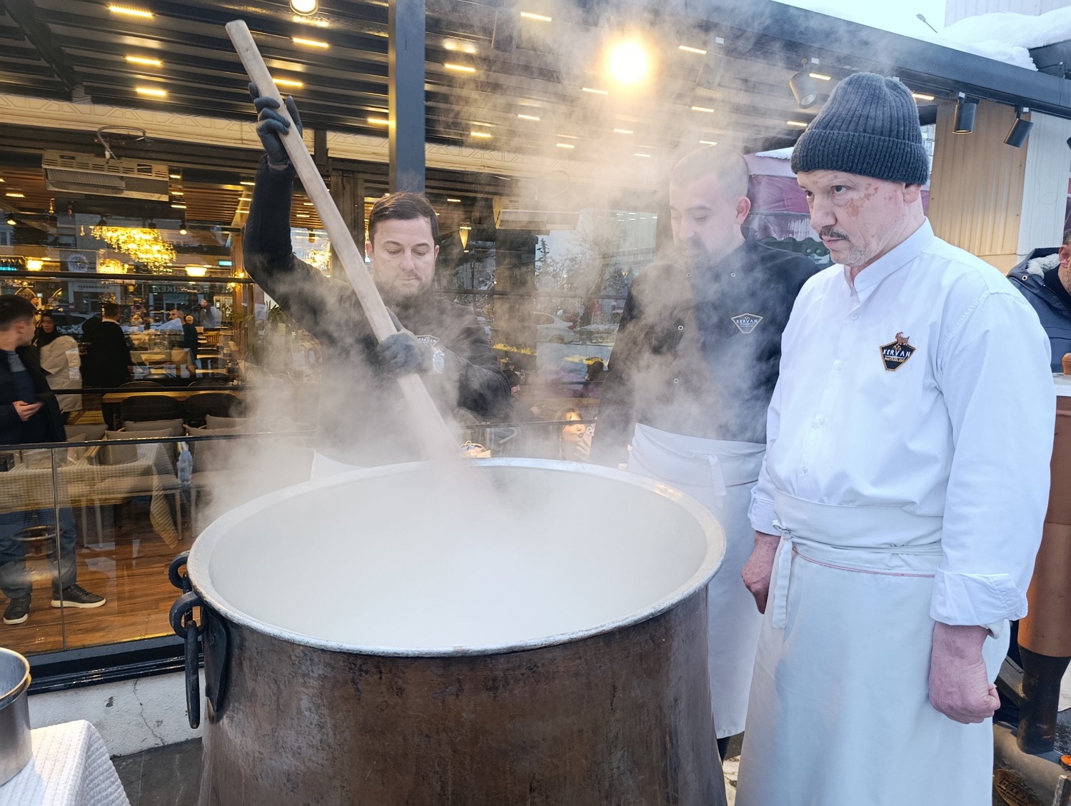 Vatandaşlara Soğukta Sıcak Jest 1 Ton Salep Dağıtıldı