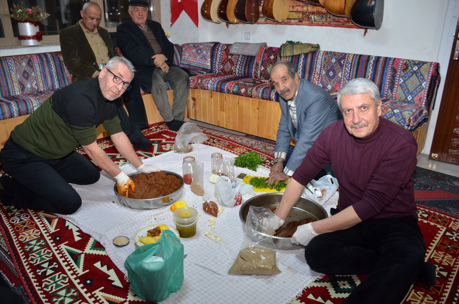 Afşin Halk Ozanları Derneği’nde Türkü Gecesii