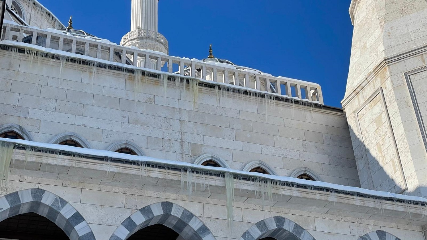 Afşin’de Kar Ve Soğuk Sonrası Çatılarda Buz Sarkıtı Alarmı (1)