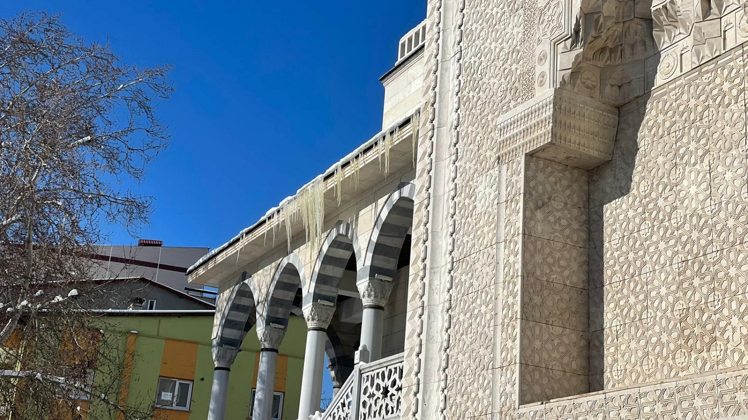 Afşin’de Kar Ve Soğuk Sonrası Çatılarda Buz Sarkıtı Alarmı (2)