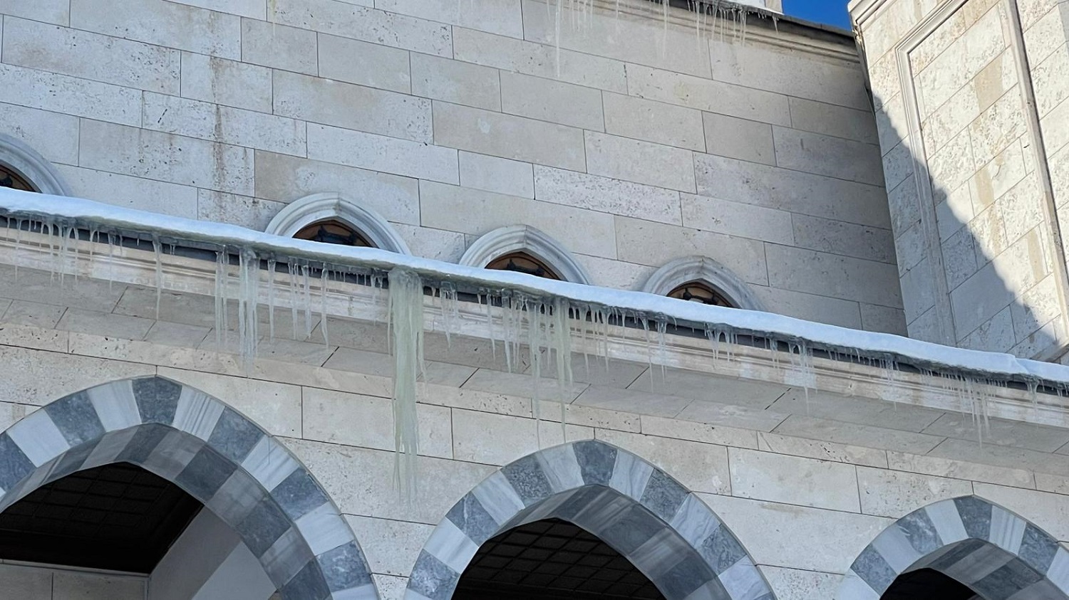Afşin’de Kar Ve Soğuk Sonrası Çatılarda Buz Sarkıtı Alarmı (4)