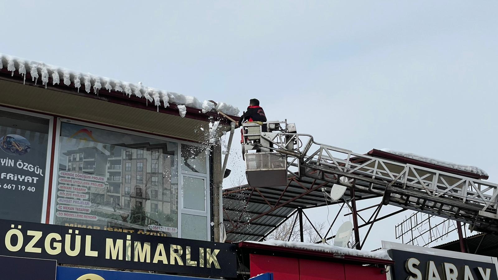 Afşin’de Tehlike Oluşturan Buz Sarkıtlarına İtfaiyeden Müdahale 1