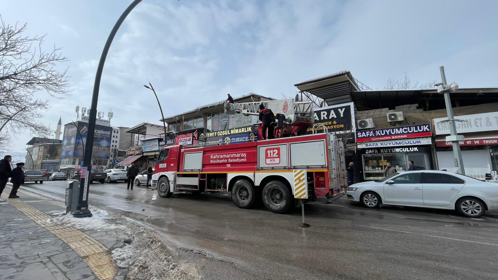 Afşin’de Tehlike Oluşturan Buz Sarkıtlarına İtfaiyeden Müdahale 3