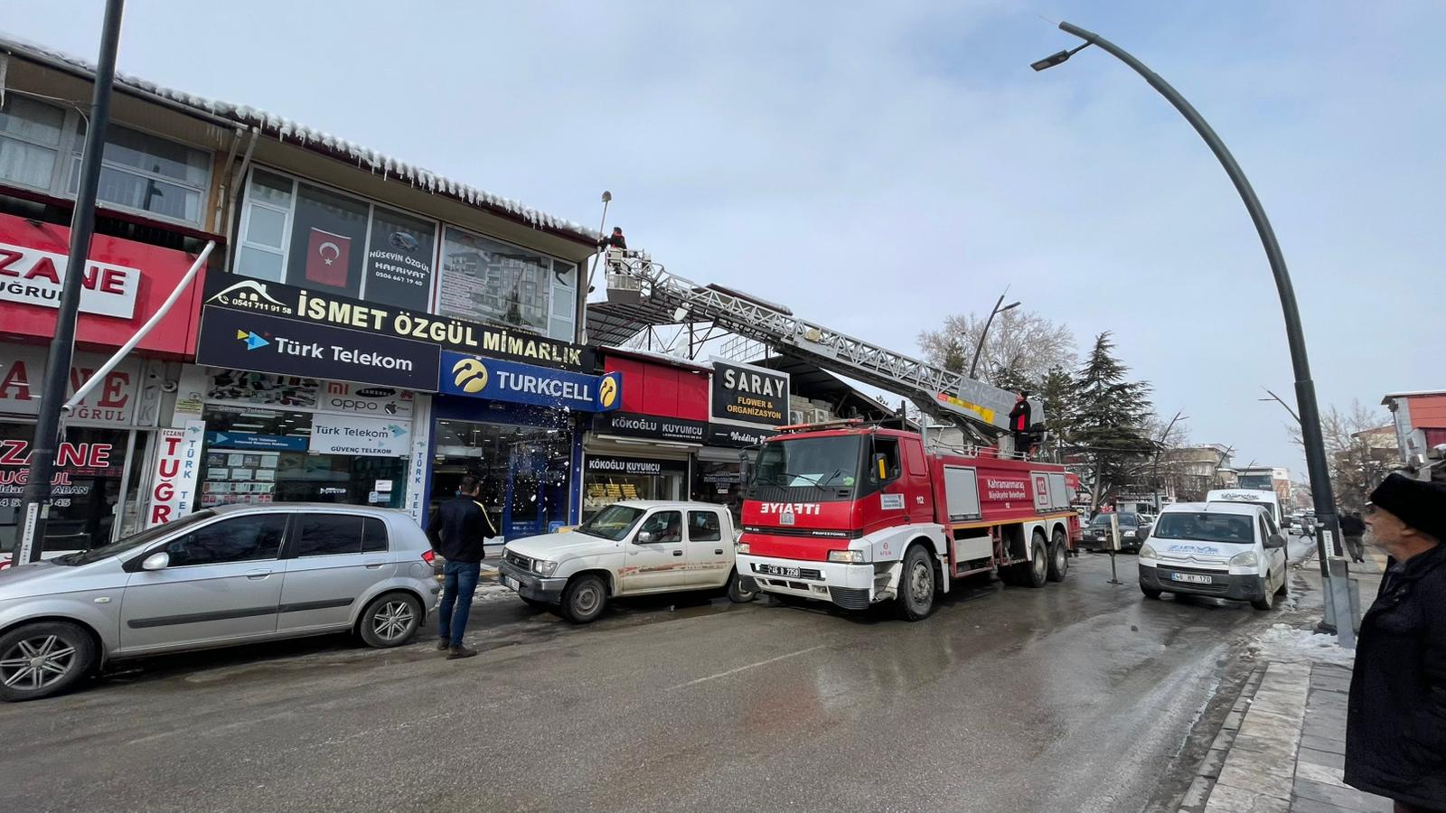 Afşin’de Tehlike Oluşturan Buz Sarkıtlarına İtfaiyeden Müdahale 4
