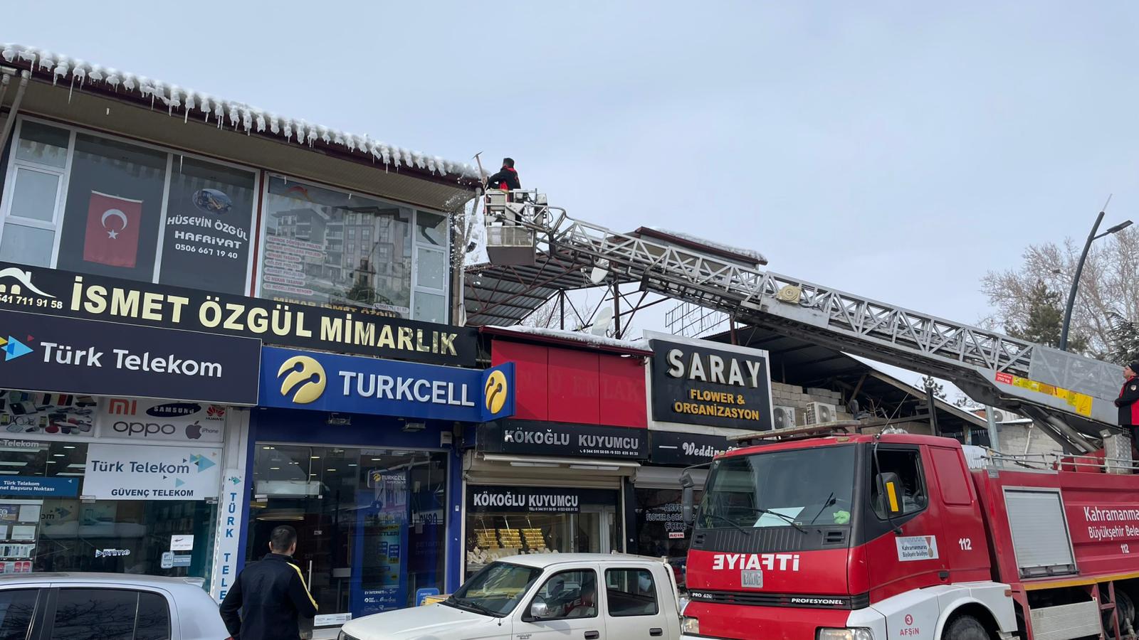 Afşin’de Tehlike Oluşturan Buz Sarkıtlarına İtfaiyeden Müdahale 5