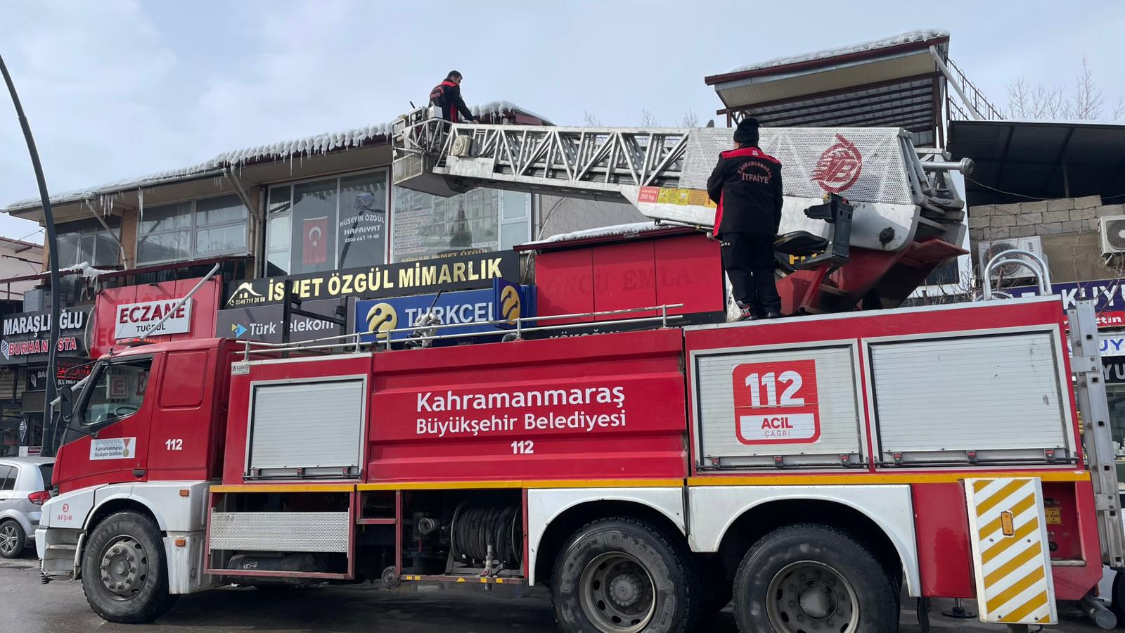 Afşin’de Tehlike Oluşturan Buz Sarkıtlarına İtfaiyeden Müdahale 6