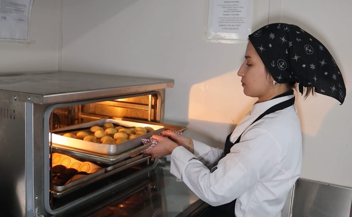 Aşçılık Öğrencileri Taşımalı Öğrenciler İçin Yemek Çıkartıyor (1)